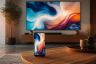 iPhone posé devant un téléviseur affichant la même image dupliquée par diffusion sans fil