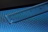 Règle graduée en centimètres superposée à une grille de pixels agrandie sur un écran