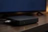 Décodeur Freebox Player relié à un téléviseur affichant un écran de chargement bloqué