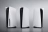 Trois consoles PlayStation 5 alignées montrant les différences de façade entre les modèles