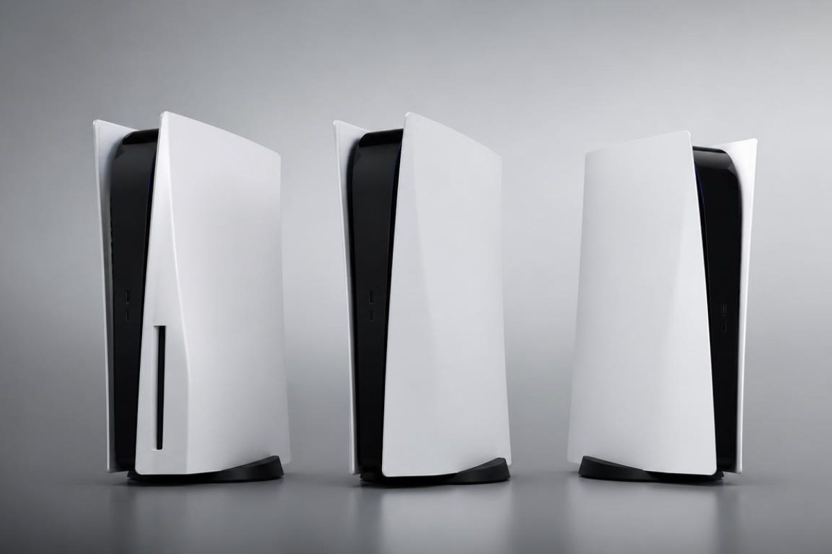 Trois consoles PlayStation 5 alignées montrant les différences de façade entre les modèles