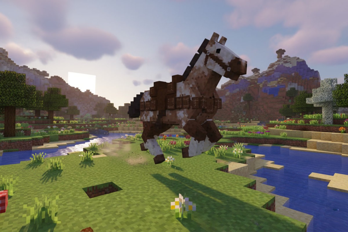 Cheval Minecraft au galop dans un paysage panoramique ensoleillé